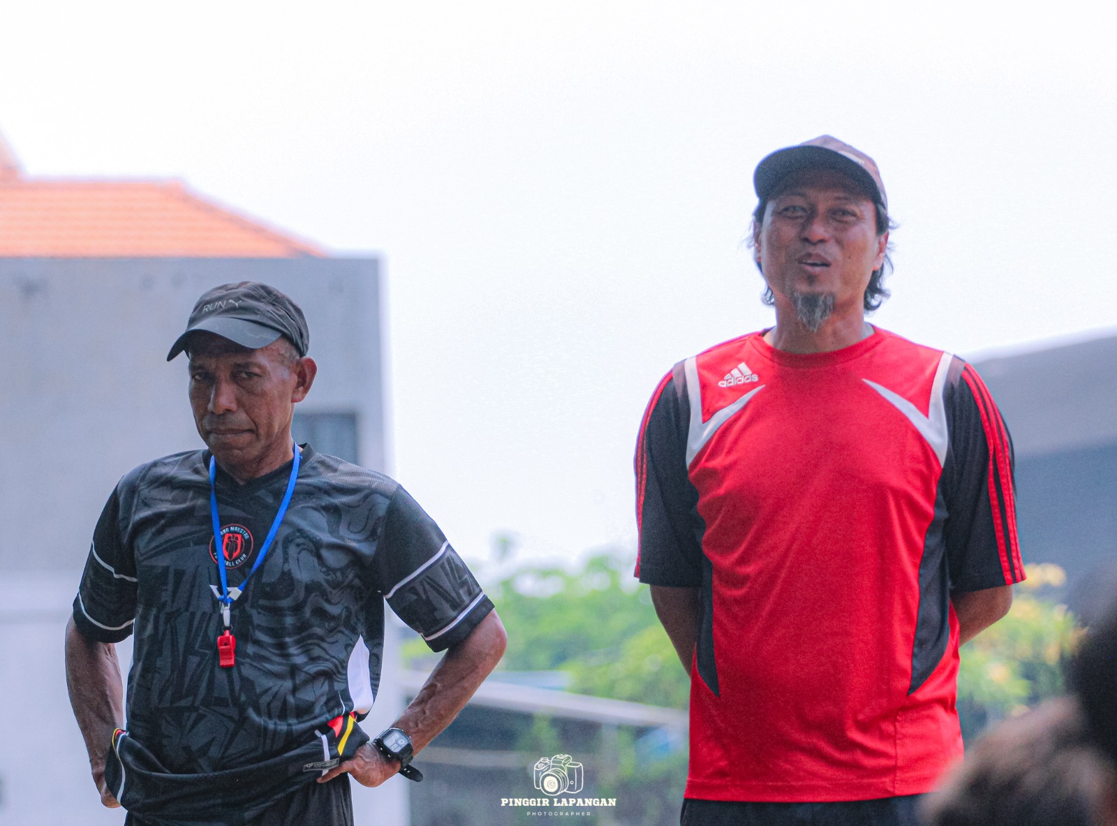 Pelatih kepala Persida Kodari Amir (kanan) dan asisten, Nus Yadera, saat memberikan pengarahan di Lapangan Pagerwojo, Buduran, Kamis (9/10/2025).