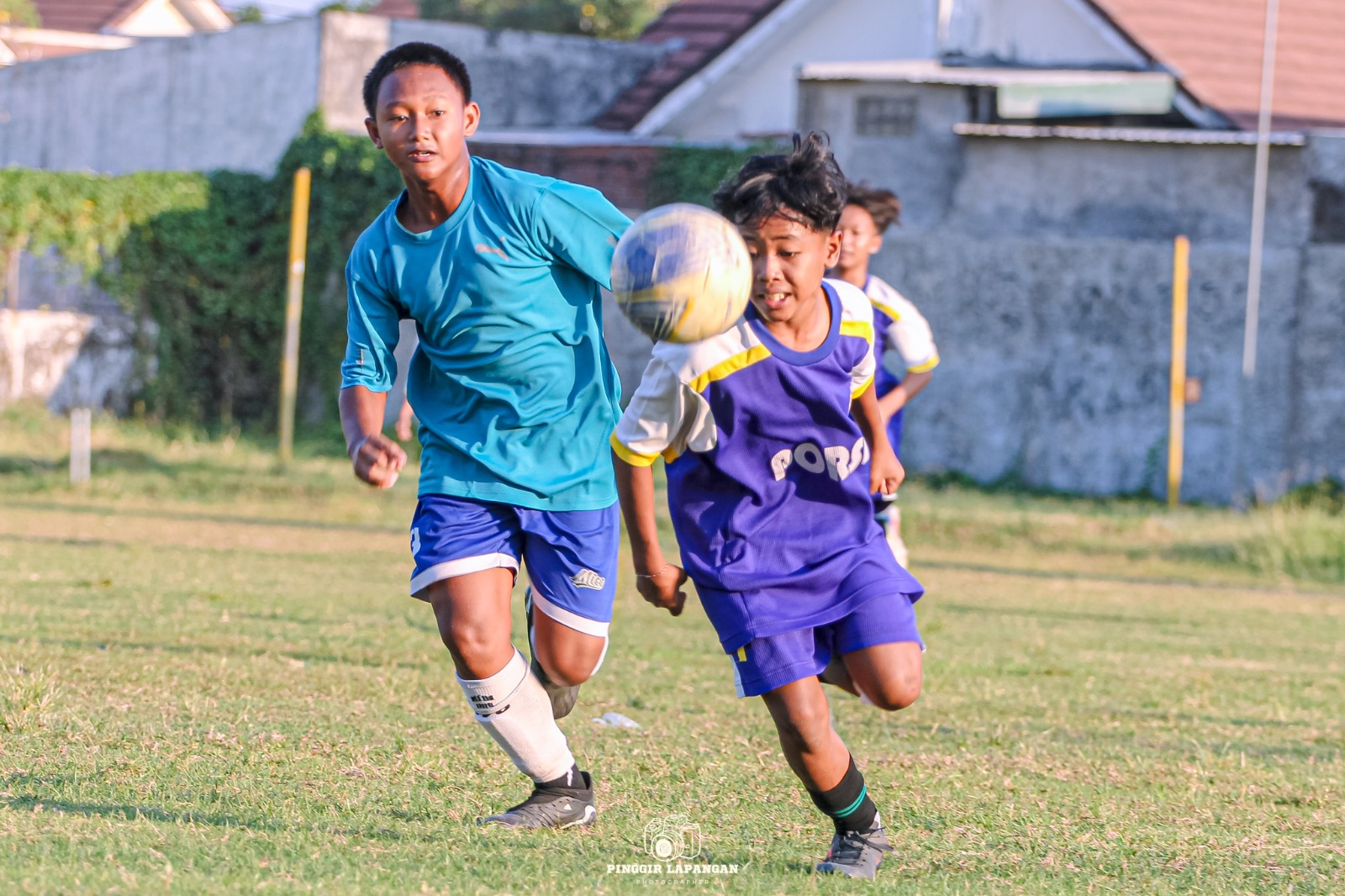 Pemain Porsid U12 Nizam Dwi mengejar bola dalam pertandingan uji coba di Lapangan Sidokepung, Buduran, Kamis (9/10/2025).