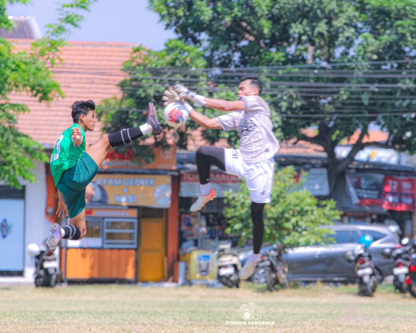 Penyerang Persida Farel (kiri) berebut bola dengan kiper PSMP dalam uji coba di Lapangan Pagerwojo, Buduran, Sidoarjo, Sabtu (12/10/2025).