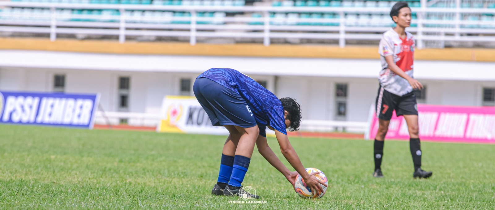 Pemain Persida Putri Della Yasnita Yunia Ningrum menata bola yang akan dieksusi tembakan bebas ke gawang Arek Simo Gressia FC di babak semifinal Piala Pertiwi 2025 di Stadion Jember Sport Garden, Jember, Jumat siang (17/10/2025).