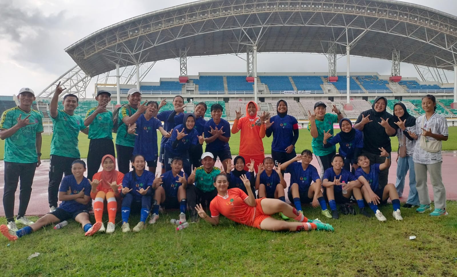 Pemain, pelatih, dan ofisial Persida Putri merayakan kemenangan atas Persid yang membuat mereka menduduki peringkat III Piala Pertiwi 2025 Jatim.