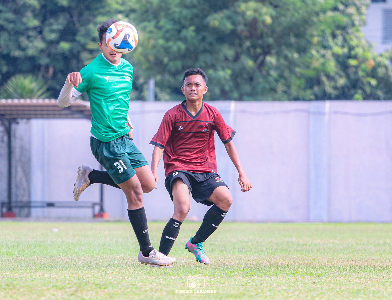 Gelandang bertahan Persida Yudis (kiri) hendak menanduk bola dibayangi pemain Red Bulls dalam pertandingan persahabatan di Stadion Jenggolo, Sidoarjo, Minggu siang (19/10/2025).