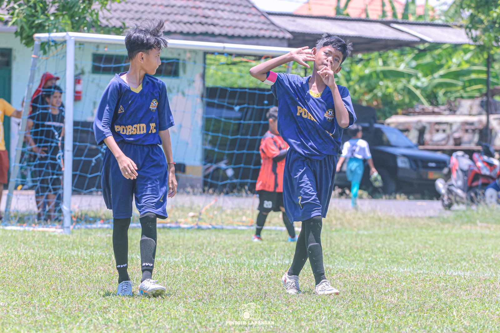 Selebrasi Baim (kanan) setelah mencetak gol ke gawang Sikatan Muda di Piala Askab PSSI Sidoarjo U-10 di Lapangan Panser, Sumput, Sidoarjo.