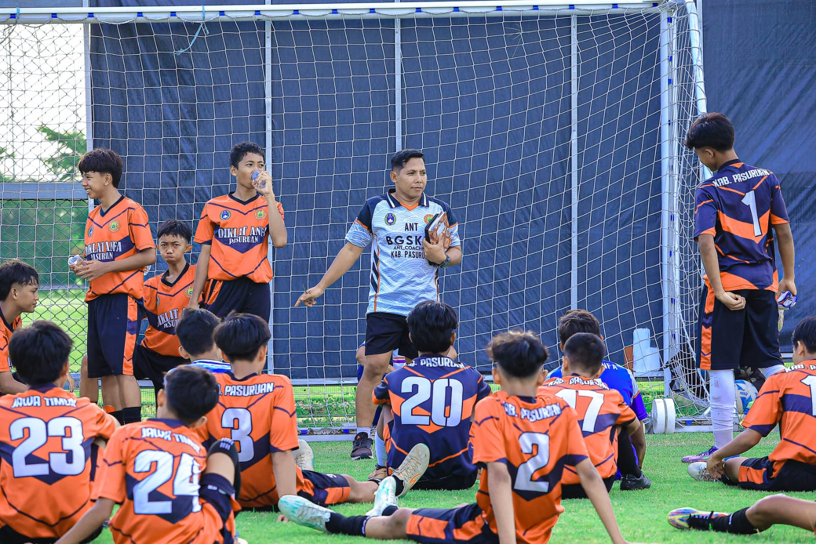 Anton, pemilik ANFA sekaligus pelatih kepala, memberikan pengarahan kepada anak didiknya.