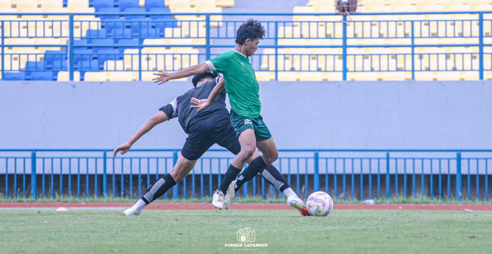 Gelandang Persida Memet (kiri) berebut bola dengan pemaiin Gresik United dalam uji coba di Stadion Gelora Joko Samudro Gresik pada Jumat sore (24/10/2025).