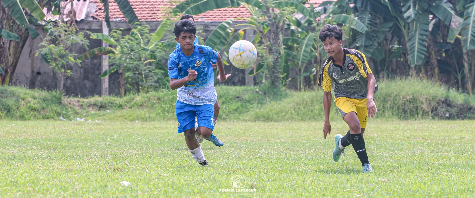 Penyerang Porsid Rabel (kiri) mengejar bola dibayangi pemain Putra Jabon dalam Liga Sidoarjo U15 di Lapangan Sadang, Taman, Sabtu (25/10/2025).