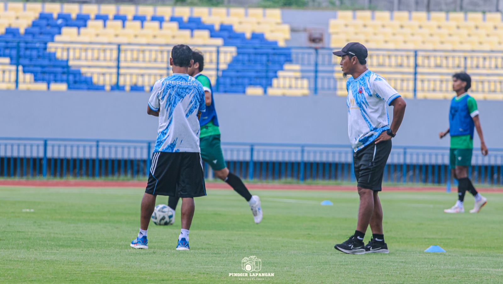 Pelatih Kepala Persida Kodari Amir (kanan) dan asistennya Miftahul Huda menyaksikan anak asuhnya melakukan pemanasan sebelum melawan Tim Liga 3 GU.