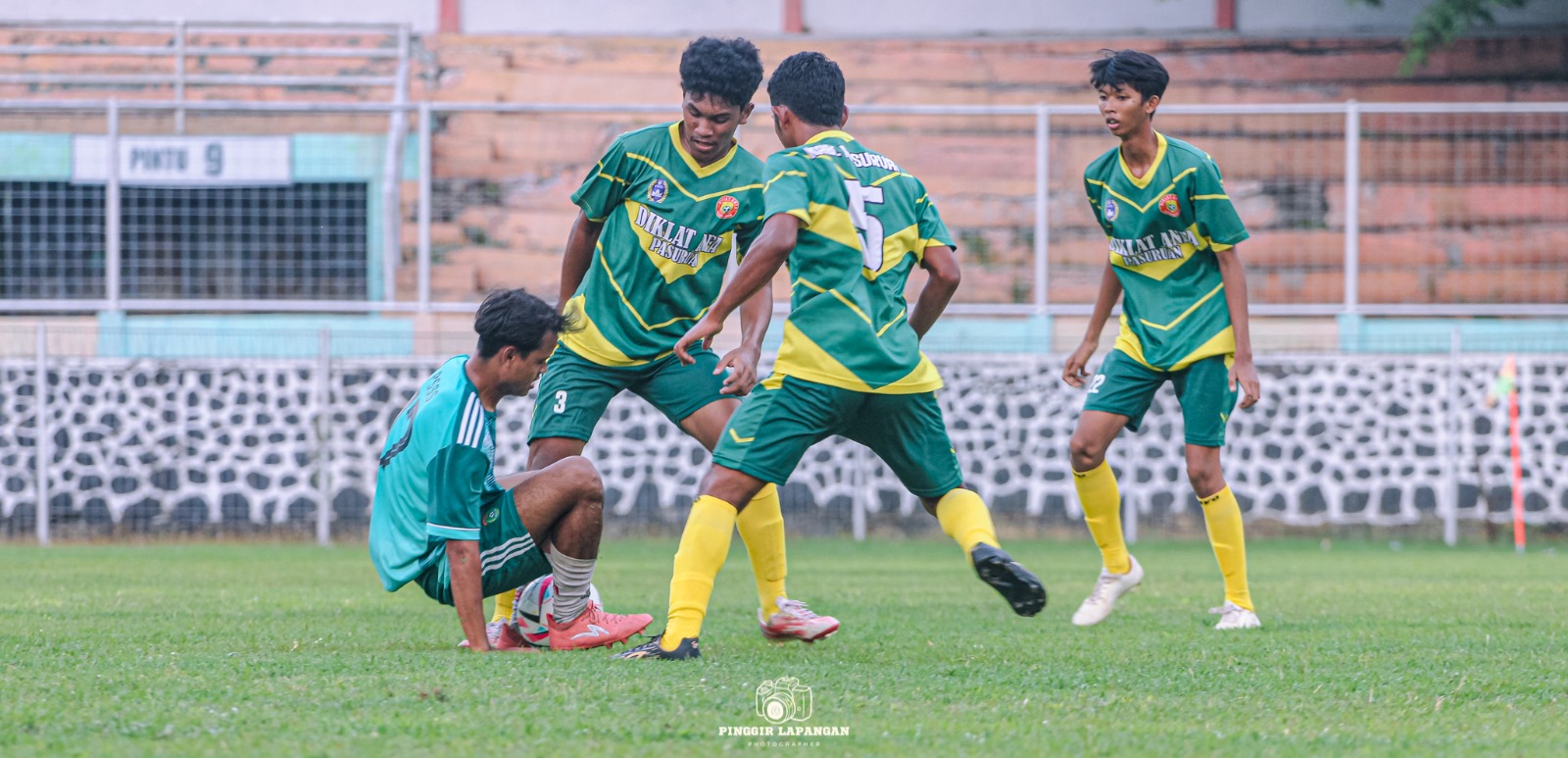 Tiga pemain Diklat ANFA membayangi pemain PSSS dalam pertandingan uji coba di Stadion R. Soedrasono, Pogar, Bangil, Kabupaten Pasuruan, Minggu sore 926/10/2025).