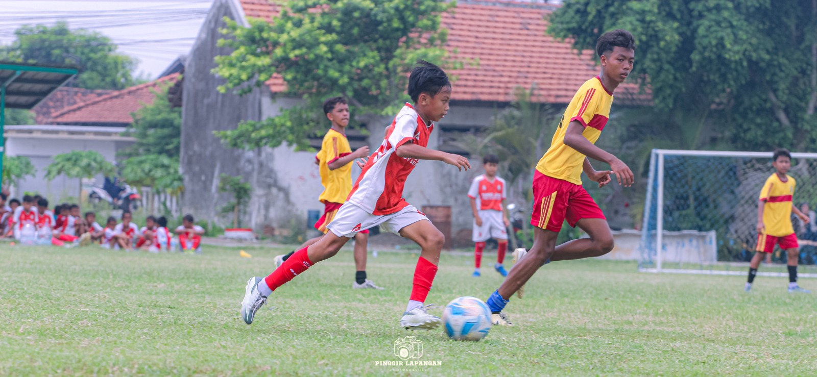 Pemain SSB Tunas Jaya Nouval (kiri) mencoba melewati lawannya dari Tunas Jaya Tulangan dalam pertandingan uji coba di Lapangan Pangkemiri, Tulangan, Minggu pagi (26/10/2025).
