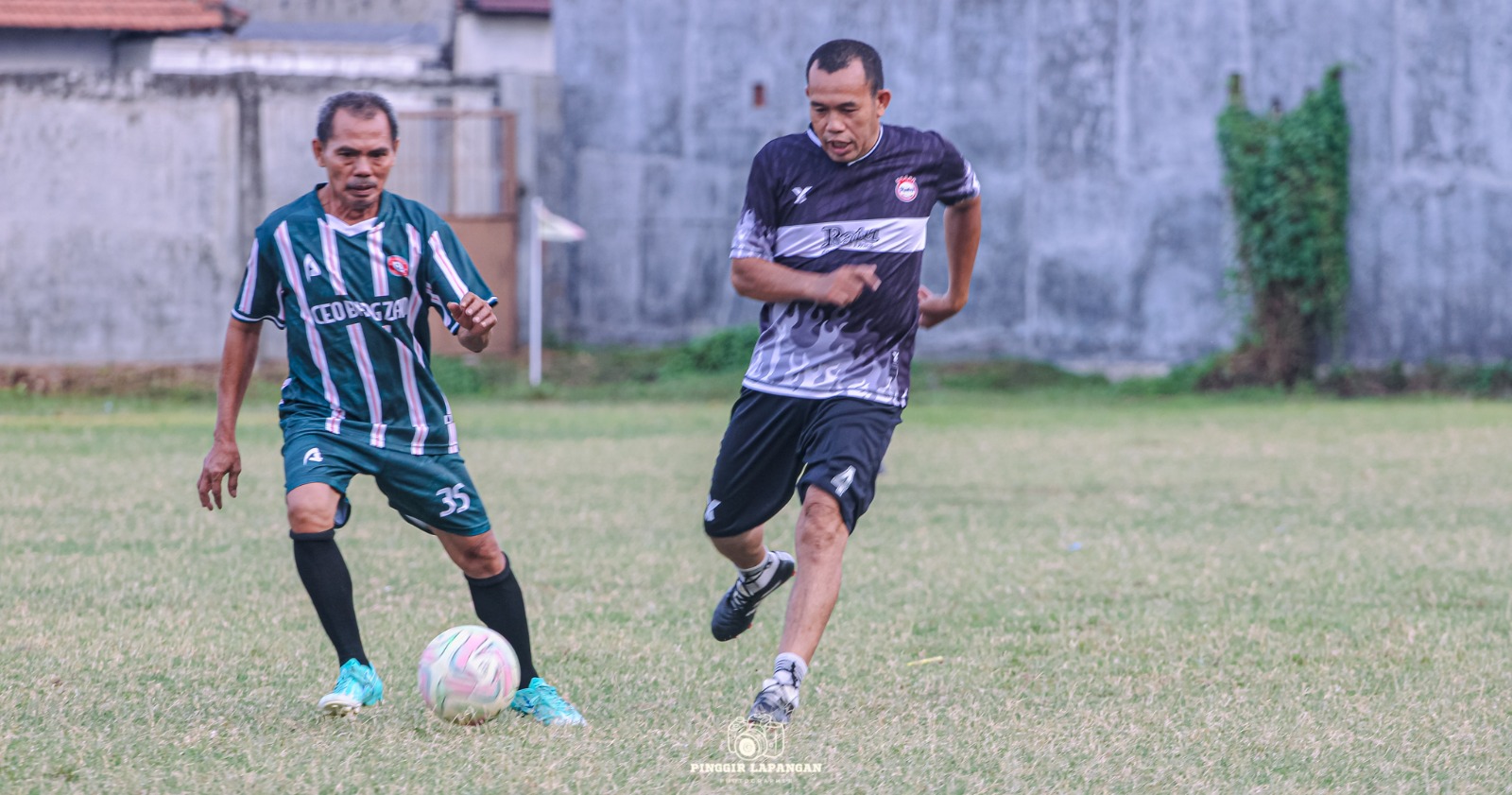 Pemain Ecco Sidoarjo Supriyadi (kanan) mencoba merebut bola yang ada di kaki bek Ortas Sepande Mono dalam uji coba diLapangan Sepande, Candi, Sidoarjo, Sabtu (25/10/2025).