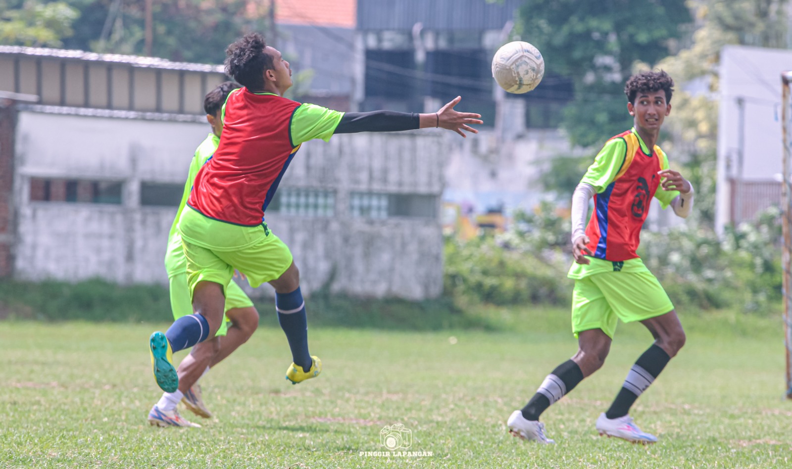 Pemain Persida, Yuris, dan Mahi berlatih ringan dengan permainan bola tanganm sebagai persiapan menghadapi Rans.