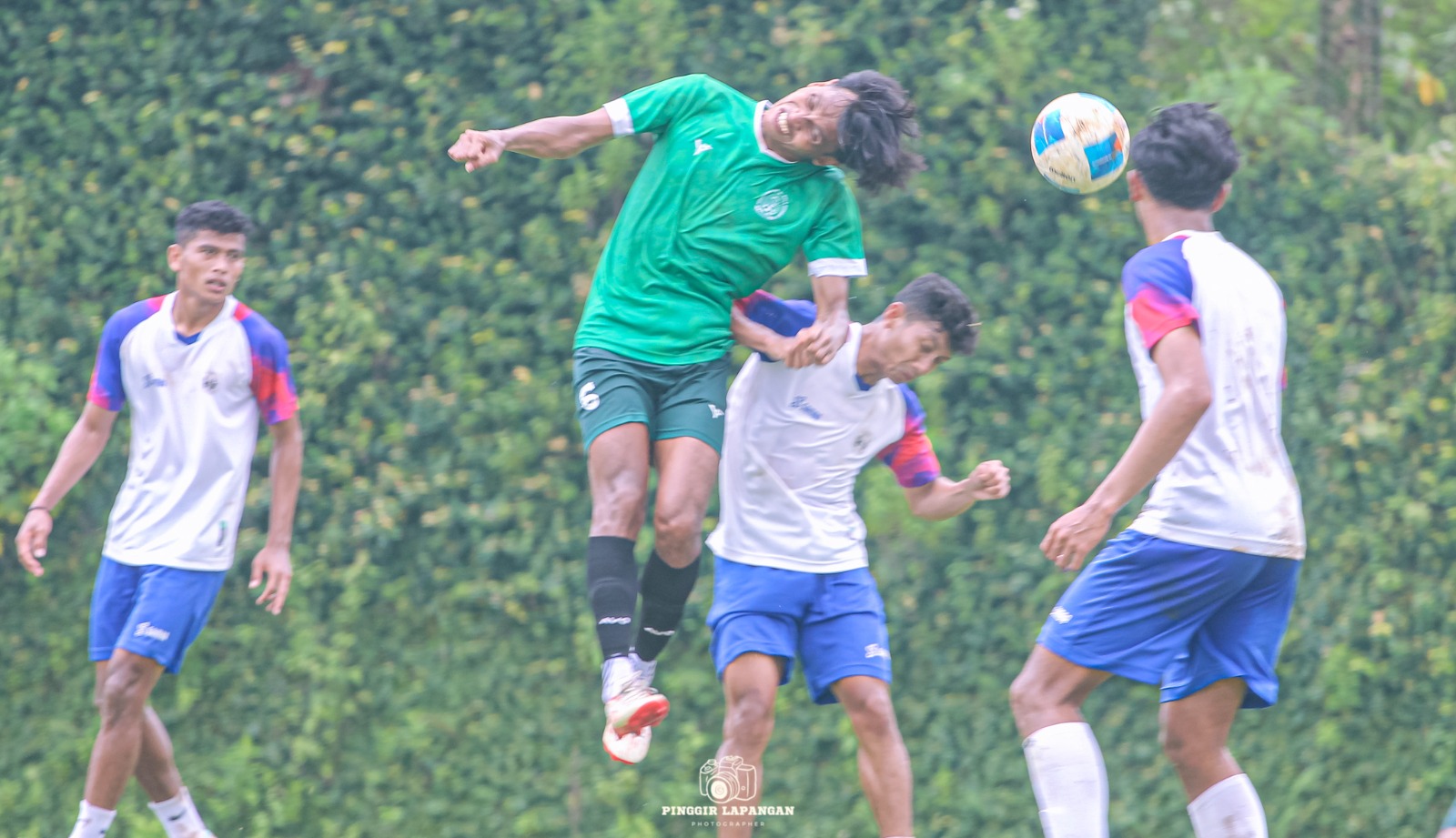 Stopper Persida Reza Willy (dua dari kiri) menanduk bola berebut dengan pemain Rans Nusantara dalam pertandingan uji coba di Lapangan Agro Kusuma, Kota Batu, pada Rabu pagi (29/10/2025).
