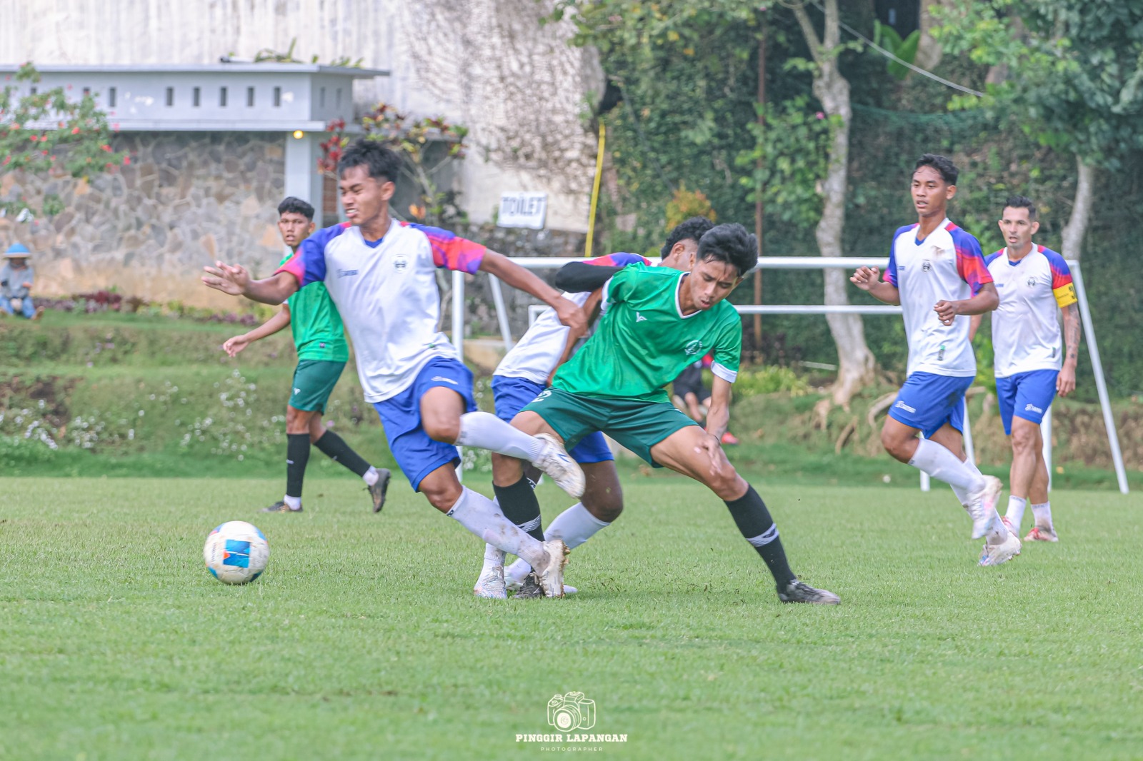 DIGODA: Pemain Persida Sandi Kusuma (kanan) menghadang pergerakan pemain Rans Nusantara dalam uji coba di Lapangan Agro Kusuma, Kota Batu, Rabu pagi (29/10/2025).