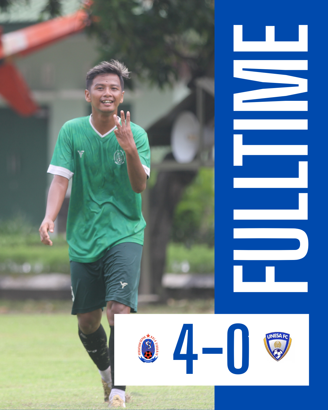 Pemain depan Persida Aldi Setyo menunjukan tiga gol yang dicetak ke gawang Unesa dalam uji coba di Lapangan Arhanudse, Sruni, Gedangan, Sidoarjo, Kamis siang (27/11/2025).