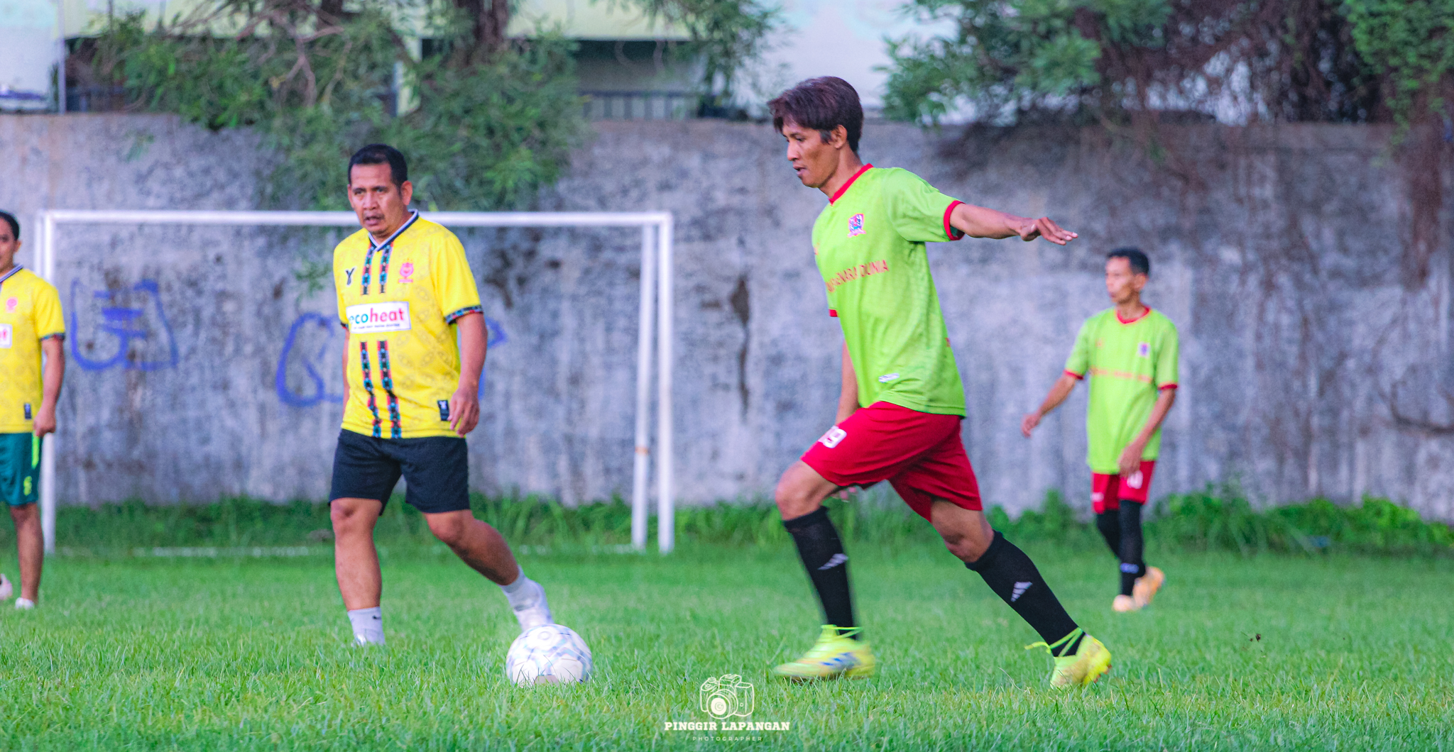 Gelandang Buduran FC Yasir Arafat bersiap memberikan umpan ke rekannya dalam pertandingan uji coba melawan BCF FC di Lapangan Rangkah, Kecamatan Buduran, Minggu sore ((23/11/2025).
