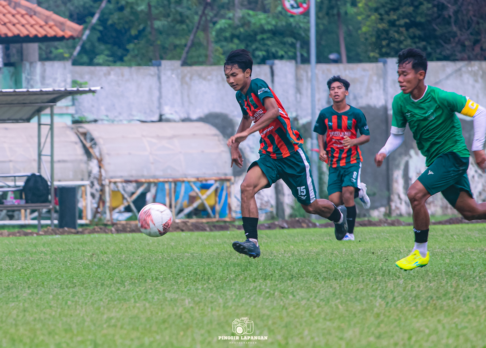 Penyerang sekaligus kapten Persida M. Ridwan (kanan) adu kecepatan mengejar bola dengan pemain Mojosari Putra FC dalaam pertandingan uji coba di Stadion Jenggolo, Sidoarjo, Sabtu pagi (22/11/2025).