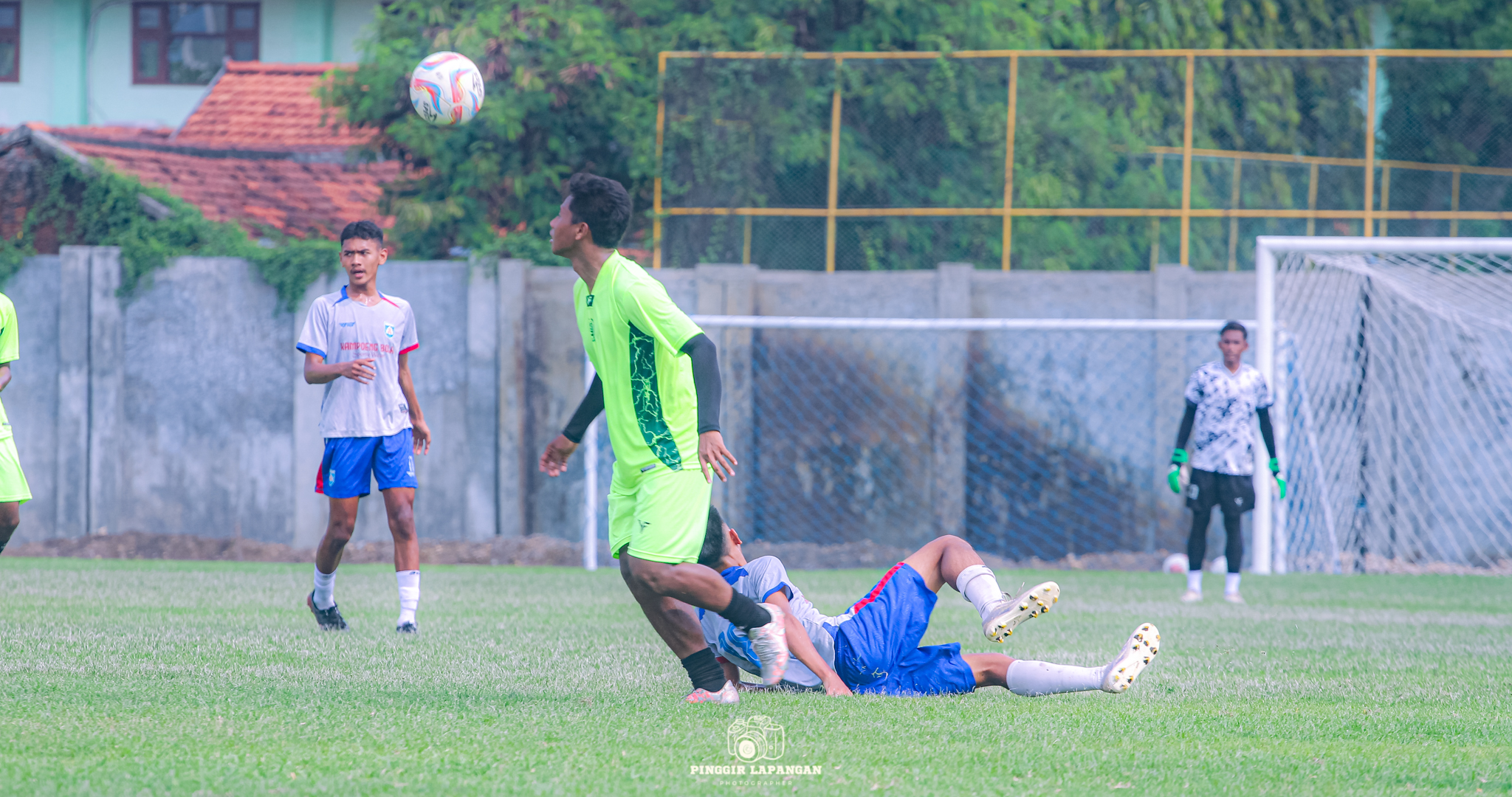 Gelandang Persida Tomi (kiri) melewati pengawalan pemain Persem dalam pertandingan uji coba di Stadion Jenggolo, Sidoarjo, Jumat pagi (21/11/2025).