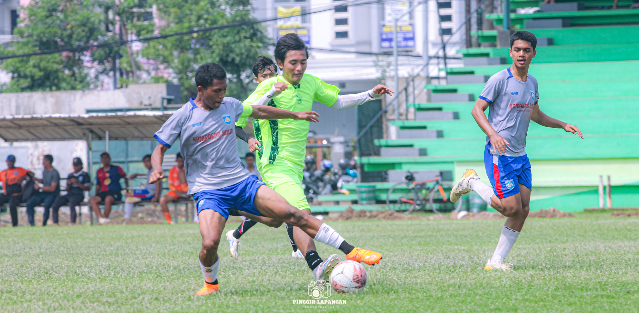 Pemain depan Persida Vido (kanan) berebut bola dengan pemain Persem di Stadion Jenggolo, Sidoarjo, Jumat pagi (21/11/2025).