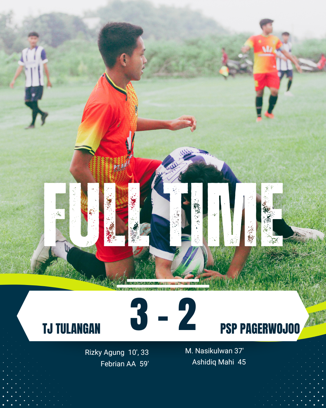 Pemain PSP Pagerwojo Al Farizi berebut bola dengan pemain Tunas Jaya Tulangan dalam pertandingan Liga Internal PSSI Sidoarjo di Lapangan Pangkemiri, Tulangan, Minggu sore (9/11/2025).