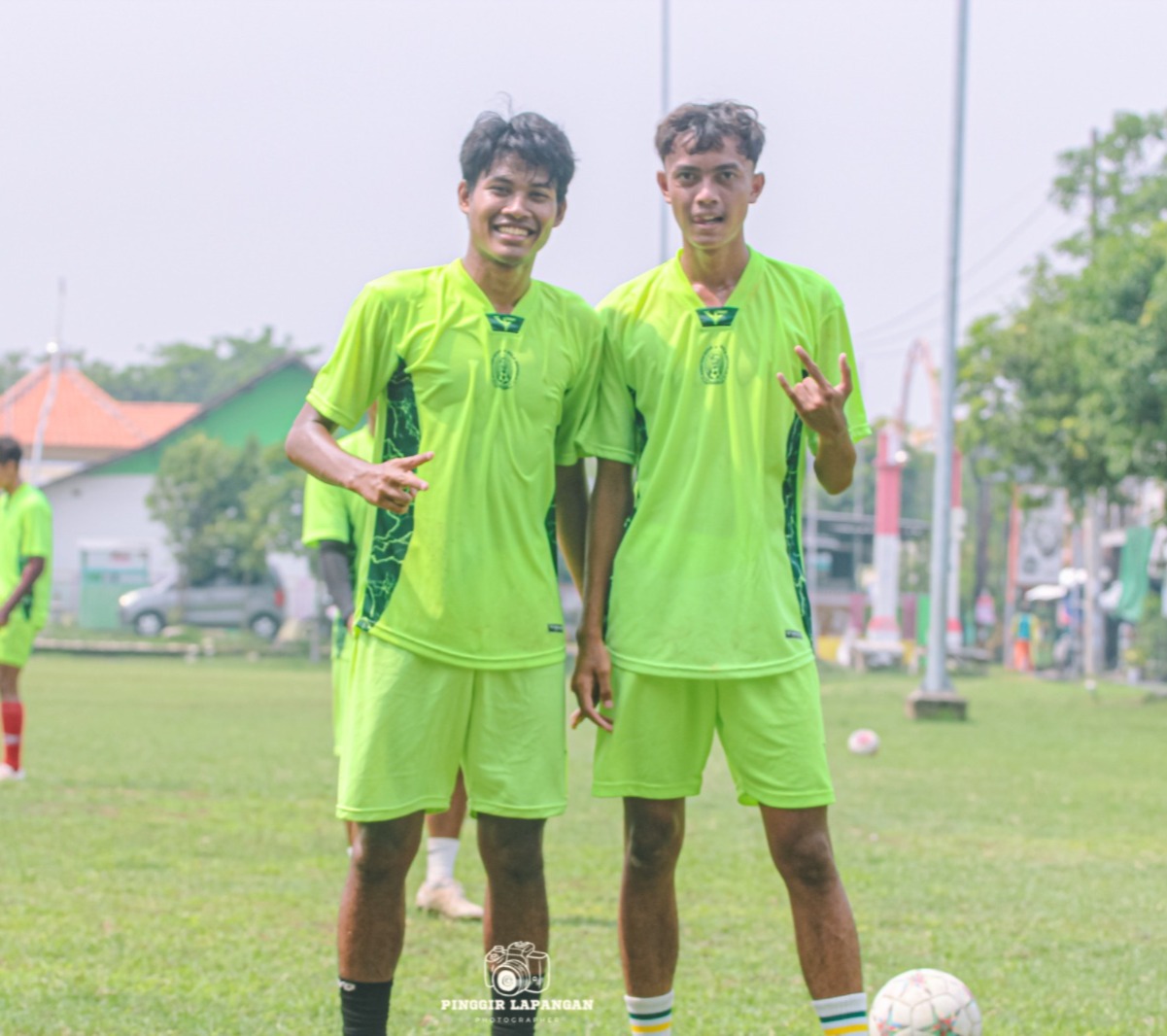 Dua pemain muda Persida, Heydar Farel (kiri) dan Fakhri, usai berlatih di Lapangan Pagerwojo, Buduran, Rabu pagi (5/11/2025).