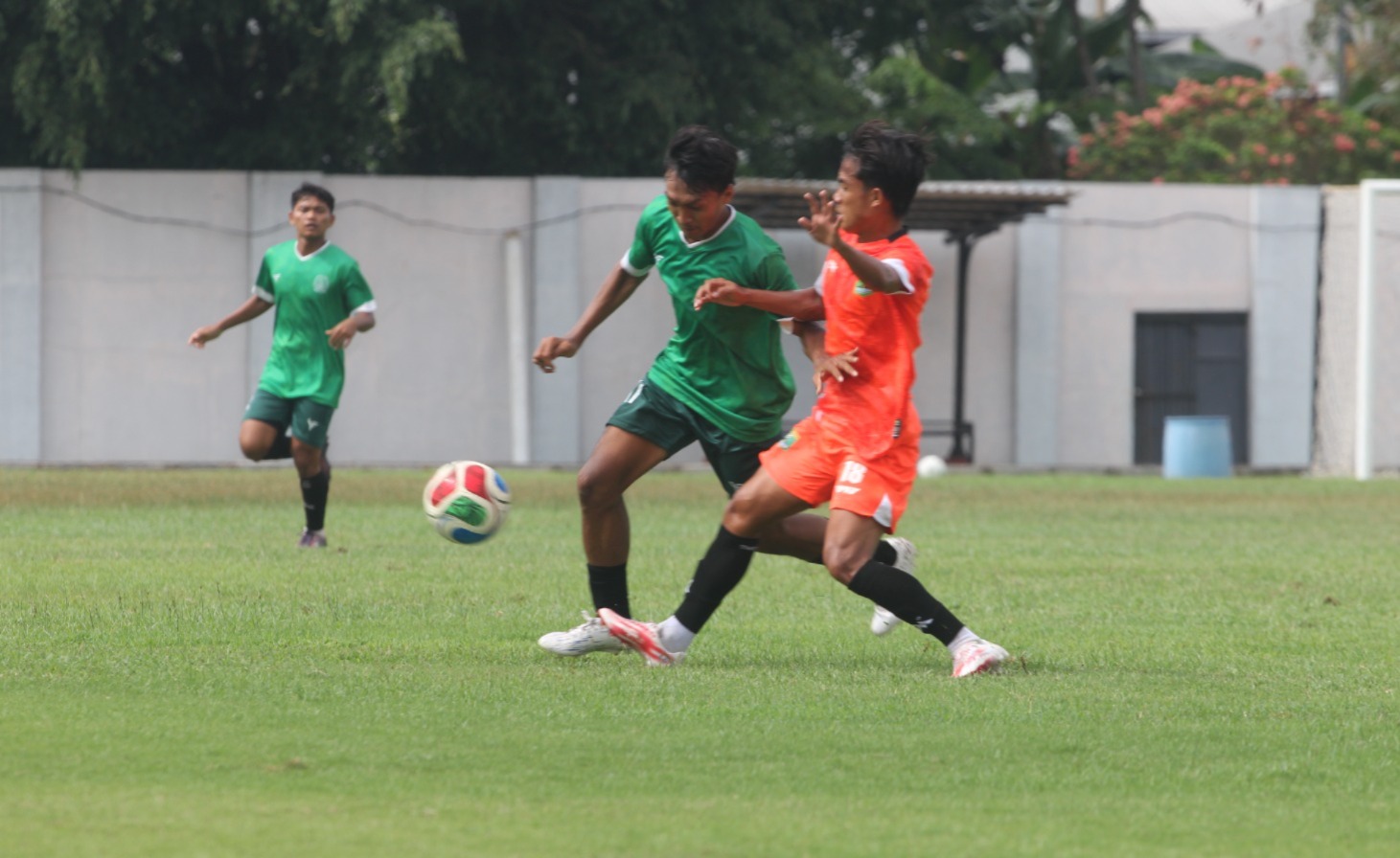 Winger Persida Sidoarjo Aleksandro (kiri) berusaha melewati penjagaan bek Persekabpas dalam pertandingan uji coba di Stadion Jenggolo, Sidoarjo, Kamis pagi (6/11/2025).