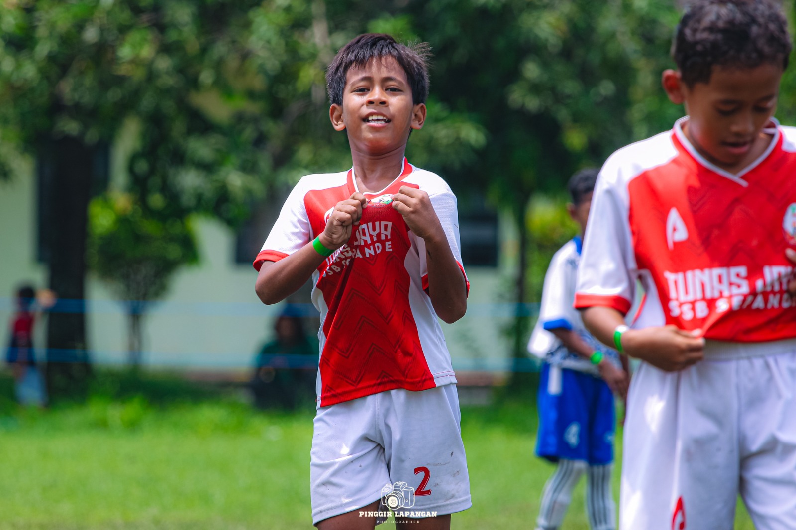 BANGGA: Selebrasi pemain SSB Tunas Jaya Triyas Aditya usai mencetak gol ke gawang Spartak di Babak 16 Besar Piala Askab PSSI Sidoarjo 2025 U-10 di Lapangam Panser Sumput pada Minggu siang (22/22/2025).