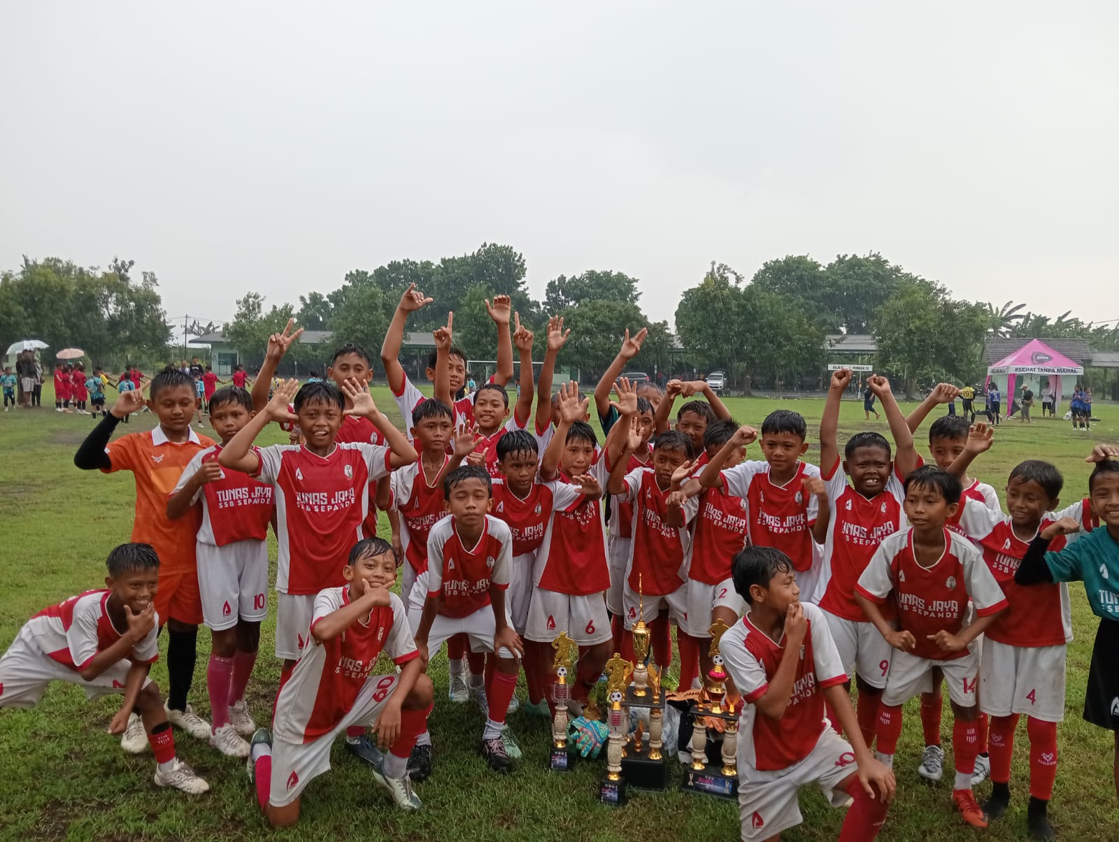 Selebrasi pemain SSB Tunas Jaya Sepande dengan trofi juara Piala Askab PSSI Sidoarjo U-12 di Lapangan Panser, Sumput, Sabtu (29/11/2025).