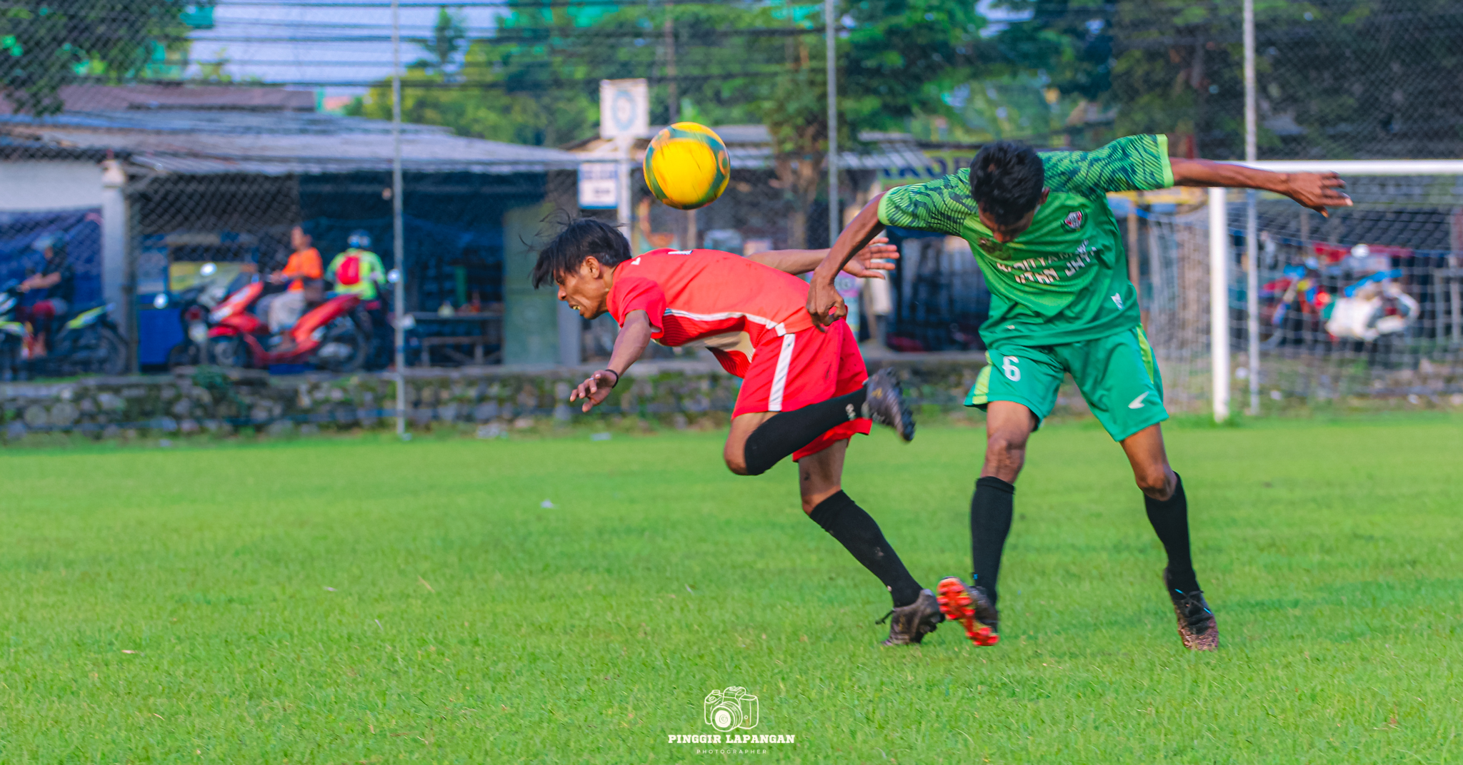 Pemain depan Buduran FC Idris berebut bola dengan pemain Putra Jambangan dalam pertandingan persahabatan di Lapangan Sidokepun, Buduran, Selasa (25/11/2025(. Idris ikut menyumbang satu gol kemenangan atas lawannya dengan skor 3-0.