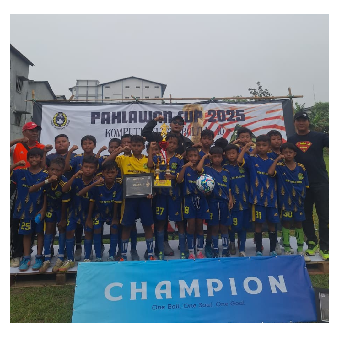 Tim Roket di podium juara Pahlawan Cup 2025 KU-10 di Lapangan Bambe, Driyorejo, Gresik, Minggu (9/11/2025).