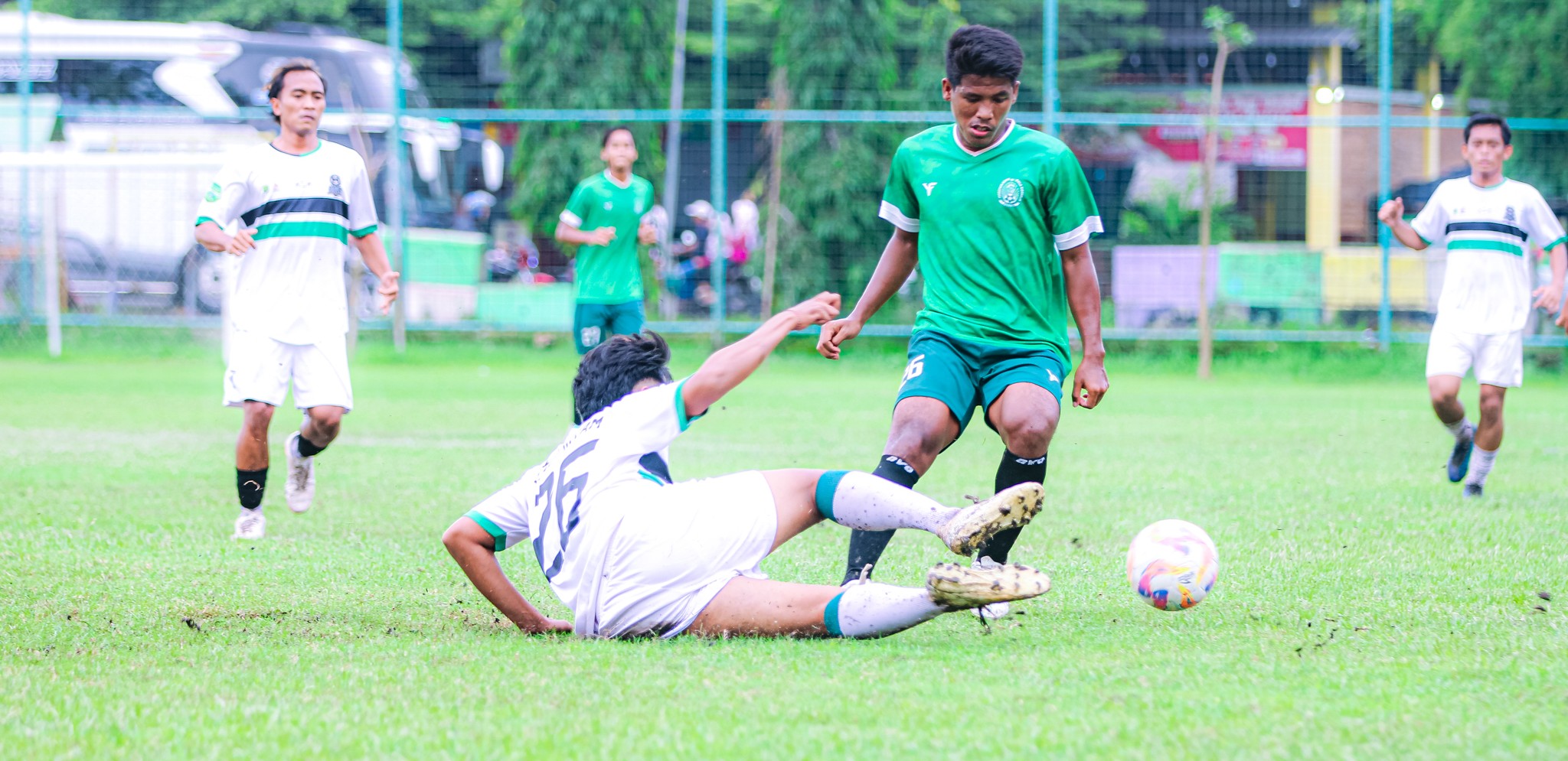Gelandang Persida Muhammad Rizki ''Pogba'' Ramadhan dihadang pemain Semut Hitam dalam pertandingan uji coba di Lapangan Pagerwojo, Buduran, Sidoarjo, Sabtu pagi (27/12/2025).