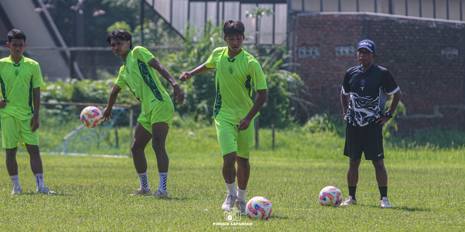 Pemain belakang Persida Sidoarjo Rayhan bersiap menendang bola dalam latihan terakhir sebelum tampil di Kompetisi Liga 4 Jatim 2025/2026.