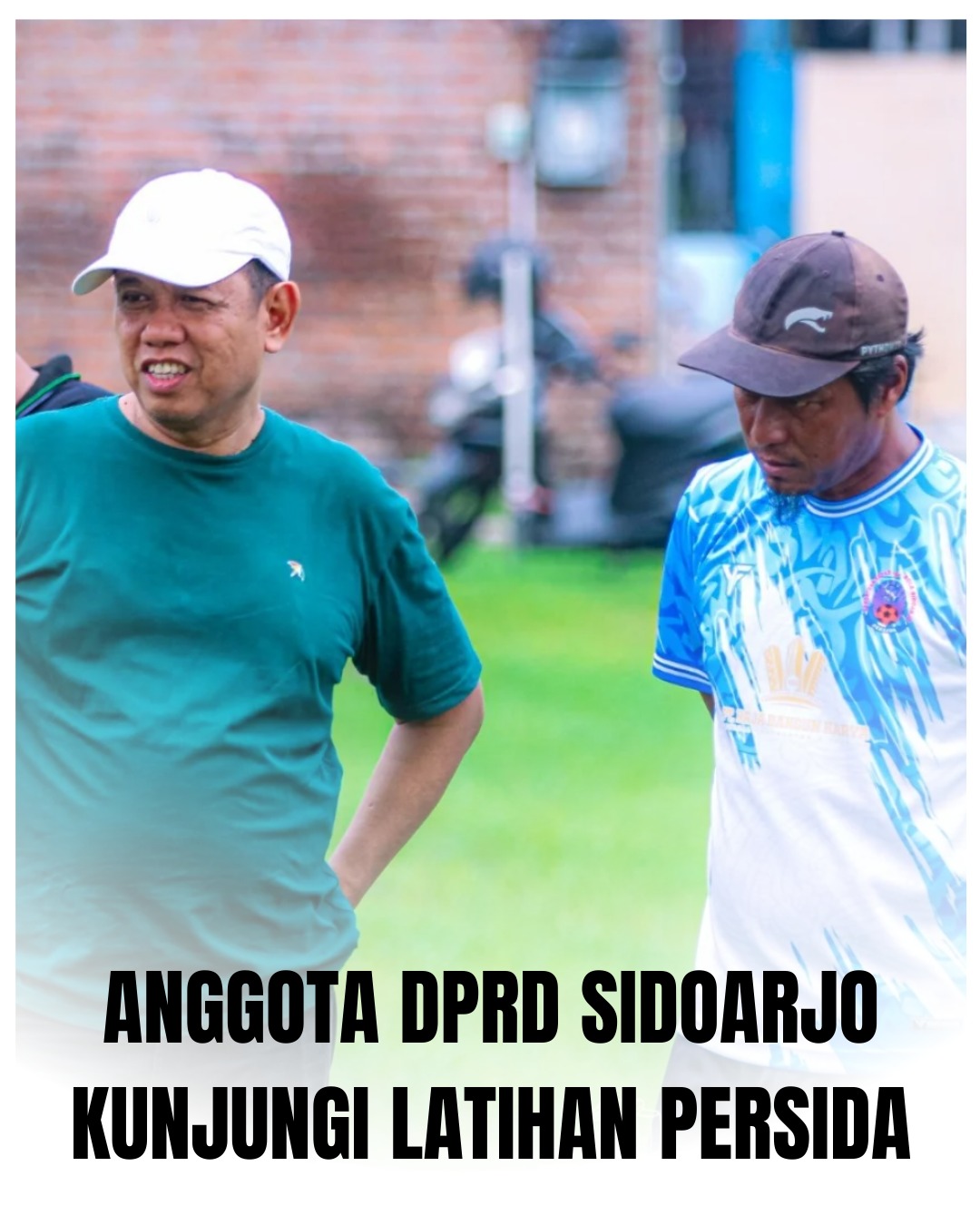 Anggota DPRD Kabupaten Sidoarjo Sutadji (kiri) bersama pelatih Persida Kodari Amir di Lapangan Sidokepung, Buduran, Selasa pagi (30/12/2025).