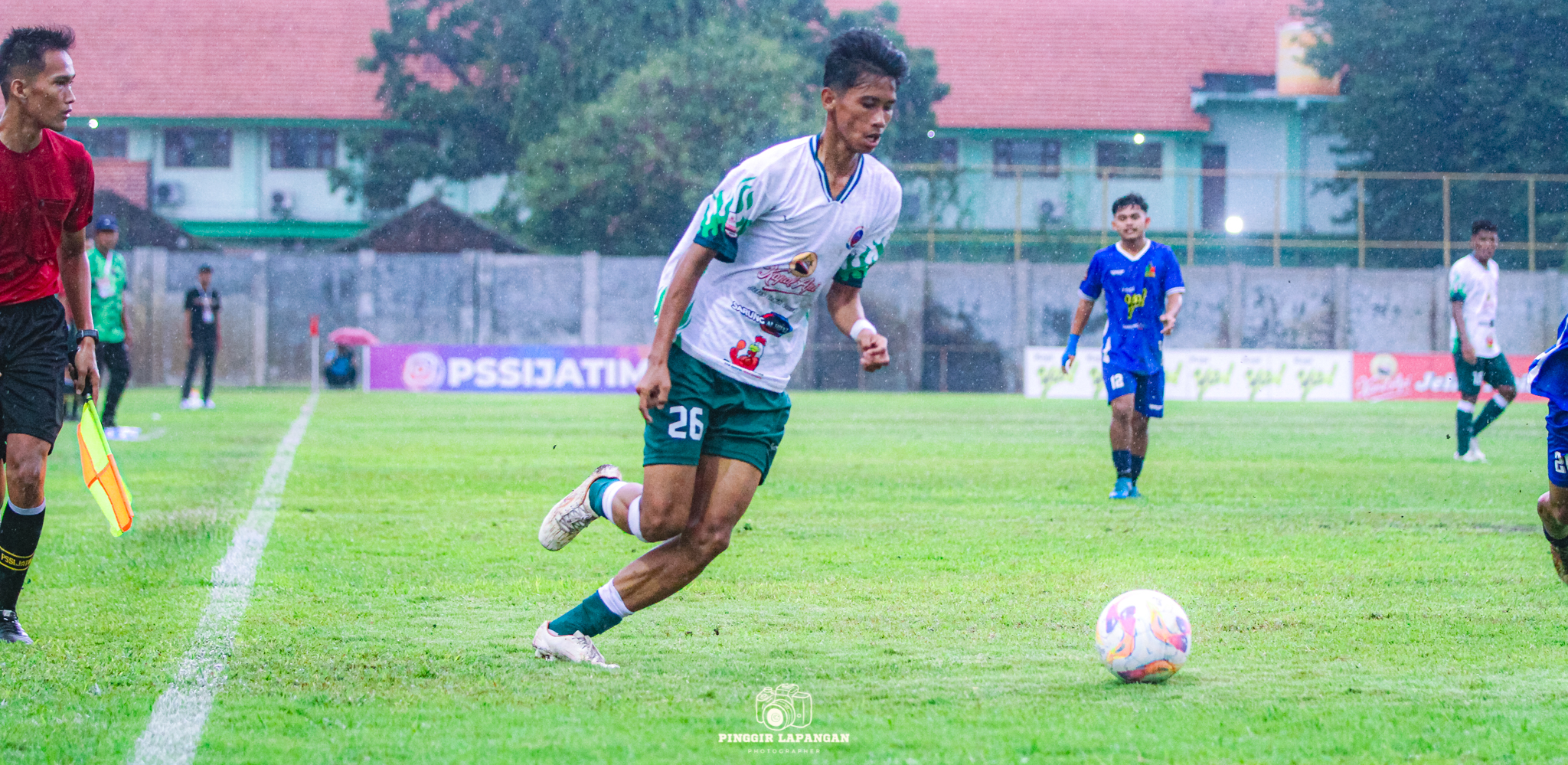 Gelandang Persida Sandy Kusuma mendribling bola saat menghadapi Akor FC Jombang di Stadion Jenggolo, Sidoarjo, Senin (5/1/2026) lalu. Persida harus menang untuk memastikian lolos 16 besar Liga 4 Jatim 2025/2026.