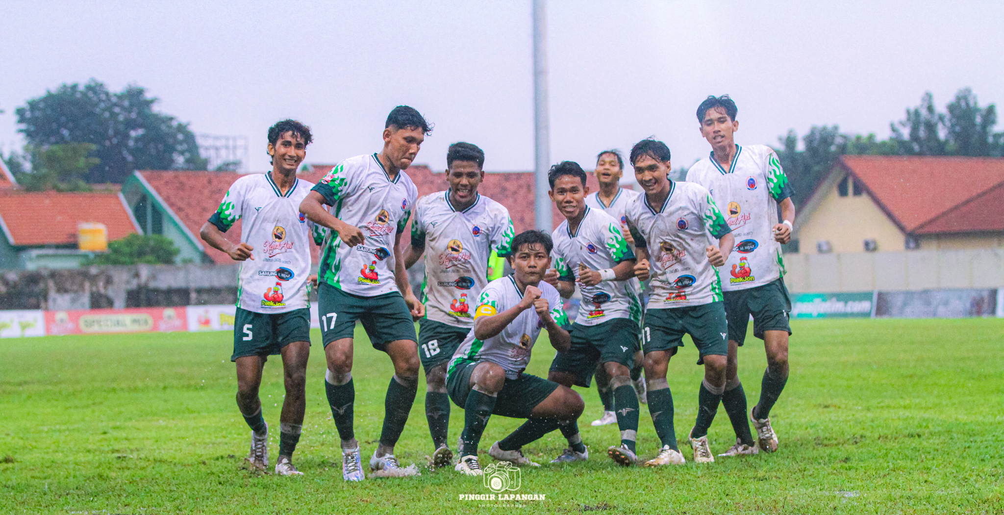 Selebrasi Obet Rivaldo (tengah) bersama rekan-rekannya setelah mencetak gol ke gawang PSBI dalam pertandingan Babak 16 Besar Grup GG di Stadion Jenggolo, Sidoarjo, Jumat sore (9/1/2026).
