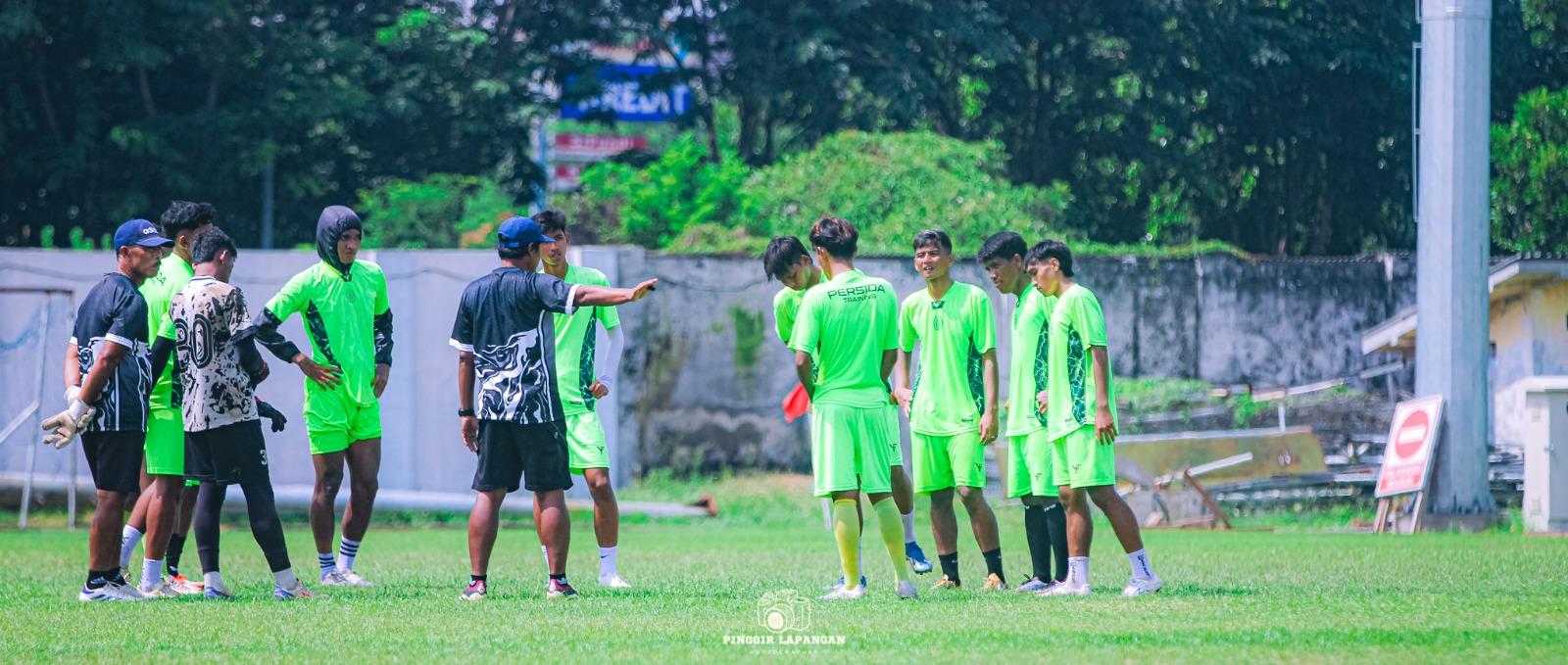 Pelatih Kepala Persida Kodari Amir saat memberikan pengarahan kepada anak asuhnya di Stadion Jenggolo.