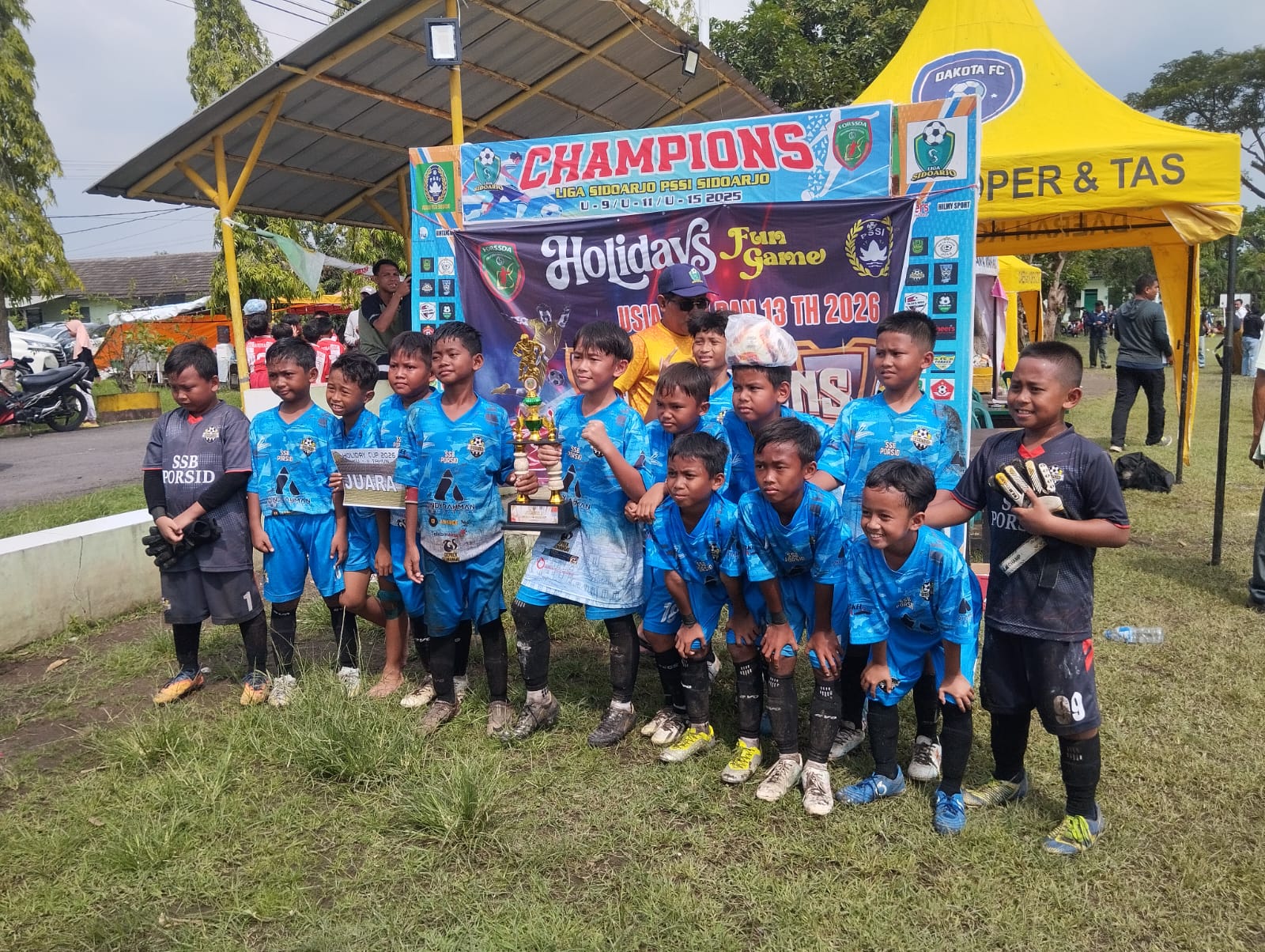 Para pemain PORSID U-11 saat berada di podium juara Holidays Fun Game 2026 di Lapangan Panser, Sarirogo, Sidoarjo, Minggu (4/1/2026).