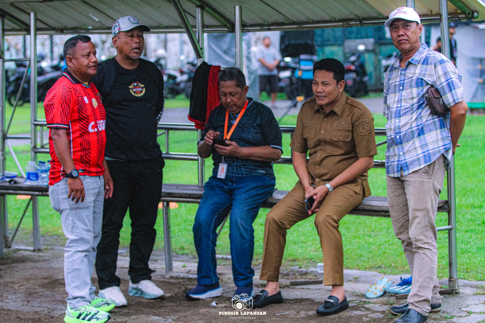 Bupati Sidoarjo Subandi (dua dari kanan) bersama Ketua Askab PSSI Sidoarjo Puji Daryo (kanan), humas Askab PSSI Sidoarjo Agus (tiga dari kanan), Wakil Ketua Askab PSSI Sidoarjo Yahdar Umar Balahmar, dan wasit Ahmad Sar'i saat berada di bench Persida.