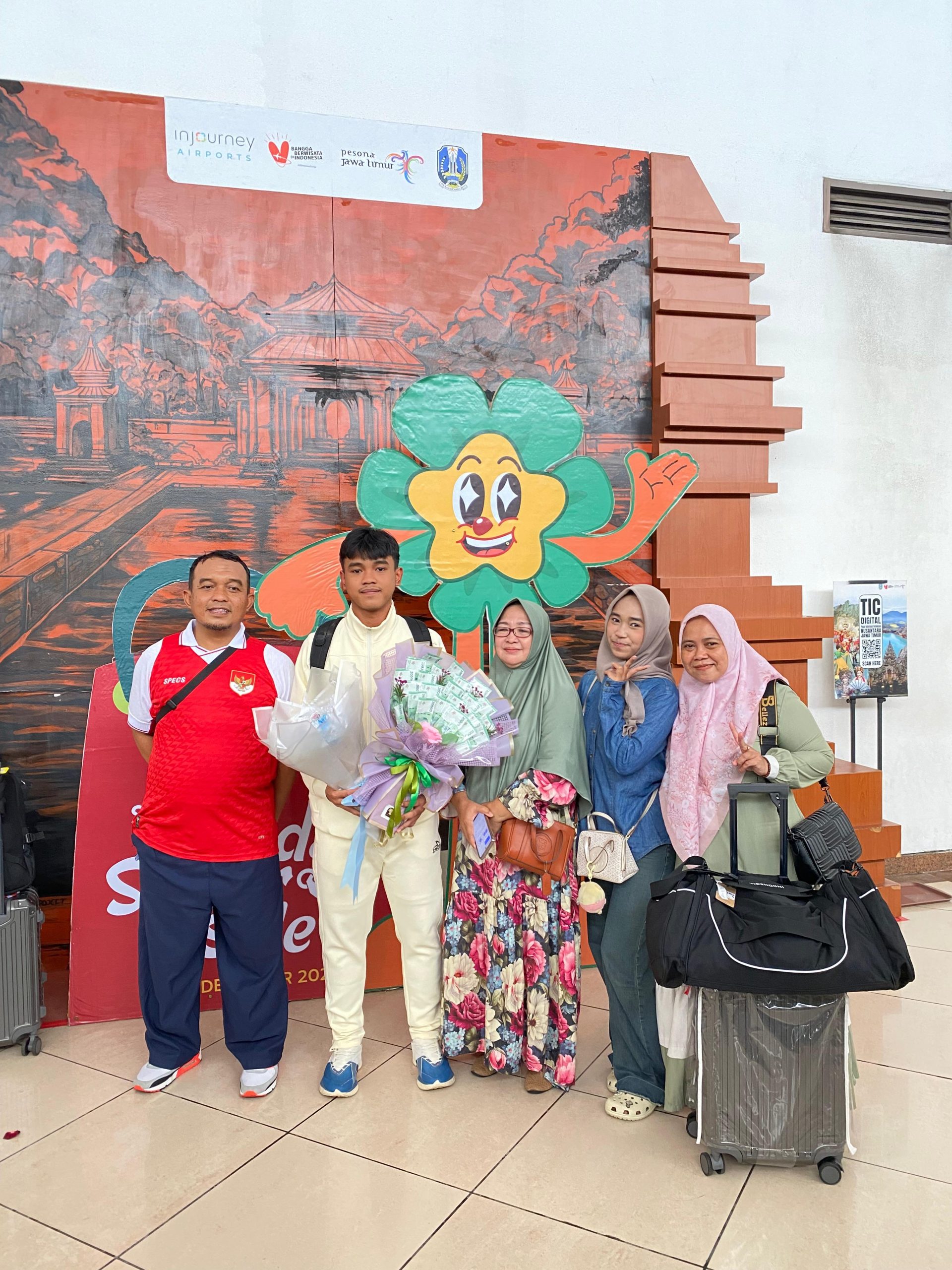Teguh Santoso dan keluarga saat menyambut Muhammad Khisnulloh Altsani di Bandara Internasional Juanda.